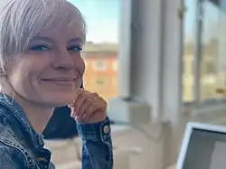 Ольга Петерсен, MdHB, АдГ Гамбург, делает селфи в своем офисе в Гарбурге