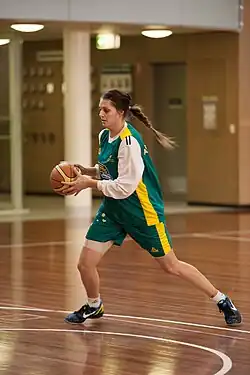 Кайла в тренировочном лагере национальной сборной Австралии перед Олимпиадой в Лондоне (16 мая 2012 года)