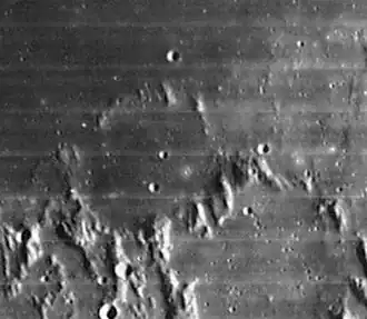 Снимок зонда Lunar Orbiter – IV. Кратер Оппольцер немного левее центра снимка, в нижней правой части – кратер Реомюр.