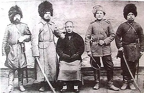 Оренбургские казаки с пленным японцем. 1904 г.