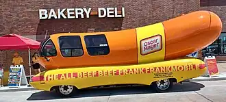Oscar Mayer Wienermobile, замеченный в вариации «All Beef Beef Frankmobile» в Оклахома-Сити (2023 год)