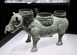 Бронзовый сосуд для вина (цзунь) в форме быка. Поздний период Вёсен и Осеней (1 половина VI века — 476 до н. э.). Найден при раскопках в уезде Хуньюань. Восточный филиал Шанхайского музея.