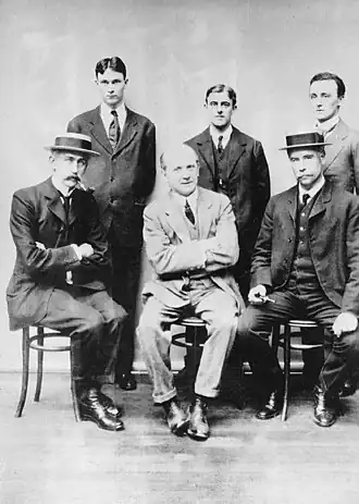 Оксфордские антропологи:  1) верхний ряд слева направо — Уилсон Даллам Уоллис[англ.], Даймонд Дженнесс[англ.] и Чарльз Мариус Барбо[англ.]  2) нижний ряд слева направо — Роберт Рейналф Маретт, Артур Томсон и Генри Бальфур[англ.]