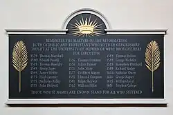 Мемориальная доска, установленная в 2008 году, в память о мучениках реформации, католиках и протестантах, которые жили в Оксфордшире, преподавали в Оксфордском университете или были доставлены в Оксфорд для казни. Университетская церковь Святой Марии Богородицы[англ.], Оксфорд, Великобритания.