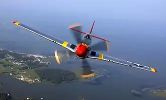 North American P-51 Mustang во время авиашоу, проходившего на авиабазе Лэнгли, штат Виргиния, США. Р-51 Мустанг — одноместный истребитель дальнего радиуса действия периода Второй мировой войны.