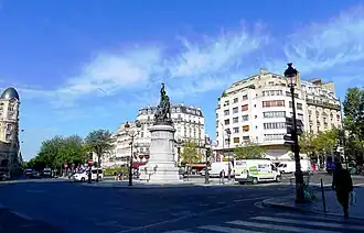 Вид площади с монументом маршалу Монсею