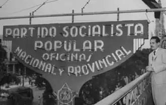 Анибаль Эскаланте у штаб-квартиры Народно-социалистической партии, 1945.