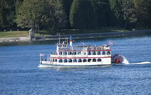 Пароход с гребным колесом за кормой в Ванкувере, Канада