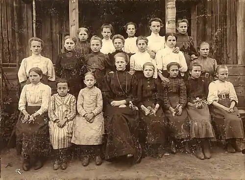Ученицы и учительница приходской школы Пайсту, прим. 1910 год