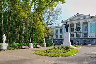 Дворец культуры «Россия» и памятник В. И. Ленину