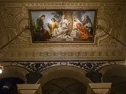 Росписи на потолке лобби.