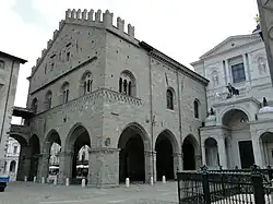 Фасад здания со стороны Соборной площади