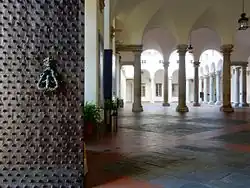 Вход во внутренний двор