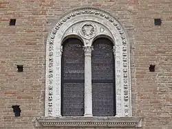 Окно фасада