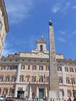 Вид дворца с обелиском