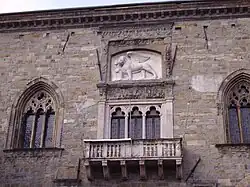 Деталь фасада