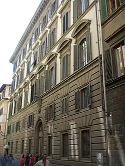 Фасад по улице Рикасоли