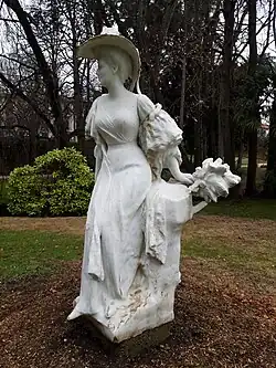 Девушка с зонтом, муниципальный парк Шалонж, Памье (Арьеж)