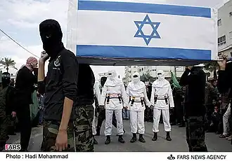 Члены ХАМАС на «Параде моджахедов» держат гроб с изображением израильского флага (2011).