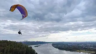 Парапланеристы над Окой у одной из смотровых площадок в парке