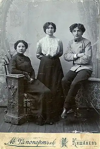 Шмил (Самуил Моисеевич) Вайнберг с женой — актрисой Соней Вайнберг (стоит) и сестрой Аделей Вайнберг (в замужестве Горфинкель), начало 1900-х годов.