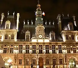 Отель-де-Виль в вечернем освещении