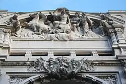 Прогресс, ведущий к торговле и промышленности. 1895. Фронтон здания магазина Дюфайеля, Париж