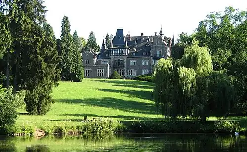 Вид замка со стороны парка