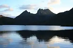 Озеро Дов и гора Крейдл на закате