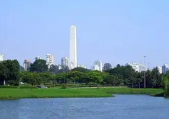 Обелиск Сан-Паулу в парке