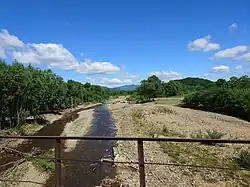 Река Постышевка в тёплое время года. Вид с железнодорожного моста в районе улицы Партизанской.