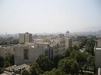 Вид на Пасдаран с Бордж-е Сефидом далеко на заднем плане
