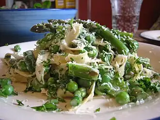Паста примавера с зелёным горошком и спаржей.