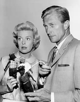 С Патрисией Донахью в сериале «Майкл Шейн[англ.]» (1960—1961).