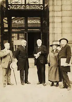 Поль Отле и Анри Лафонтен со своей женой перед входом в дворец Mondial в Брюсселе