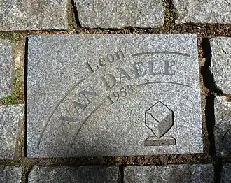 Мемориальная доска в честь победы велогонщика на Париж — Рубе 1958