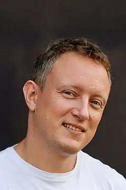 Павел Черепин дает интервью в сервисном парке ралли "Сааремаа", Эстония, 2010 год