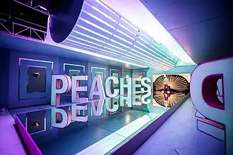 Обложка сингла Джастина Бибера с участием Daniel Caesar и Giveon «Peaches» ()