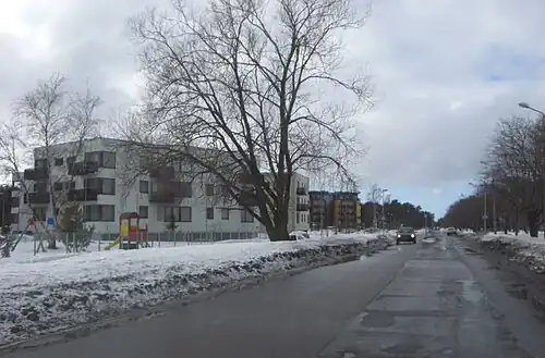 Жилой дом 67 (слева, на заднем плане дома по улице Хелме)