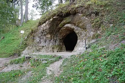 Вход в Хелмеские пещеры