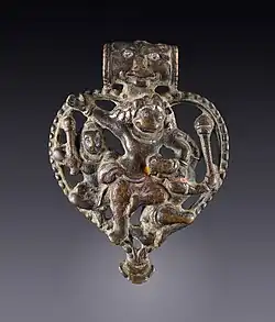 Подвеска с изображением Нарасимхи. Медный сплав, инкрустированный серебром со следами краски. Джамму и Кашмир, Индия, IX-X века. Из коллекции Музея искусств округа Лос-Анджелес.