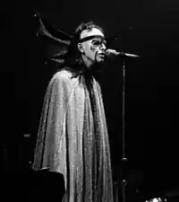 Гэбриел исполняет «Watcher of the Skies»