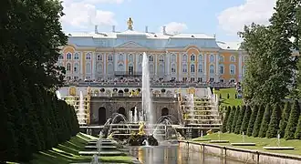 В одной из сцен сериала происходит открытие фонтанов в Петергофе