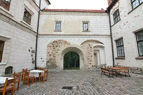 Северная куртина со стороны двора