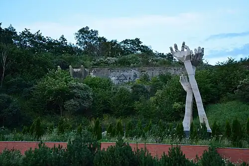 Вид на памятник жертвам Холокоста