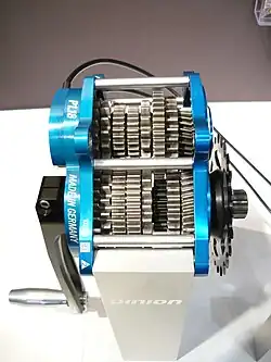 Устройство Pinion P1.18. По бокам от корпуса видны ведущая звезда и шатун левой педали