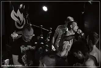 Pipes and Pints во время концерта в Париже в 2011 году. Войтех Калина (с волынкой) и Сайко Майк (с микрофоном)