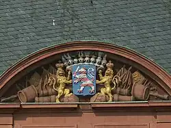 Герб в фронтоне старой ратуши
