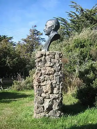 Бюст Эдмундо Пизано Вальдеса у Института Патагонии