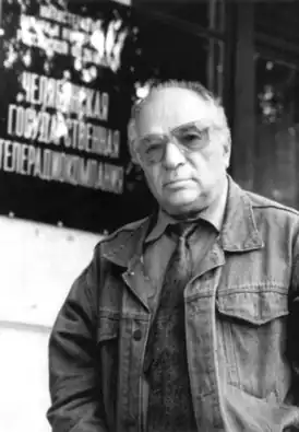 Леонид Пивер у входав Челябинскую Государственную телерадиокомпанию.Челябинск. 1993 г., июль